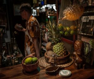 Photo de l'ambiance tropicale du bar Tiki Château, Calle San Vicente Ferrer, 32